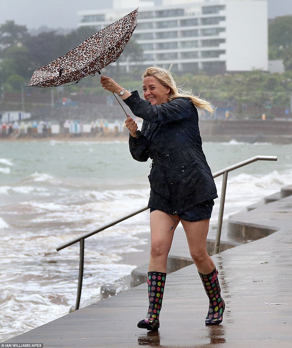 英国人的雨伞，誓死要跟最近的狂风暴雨杠上了
