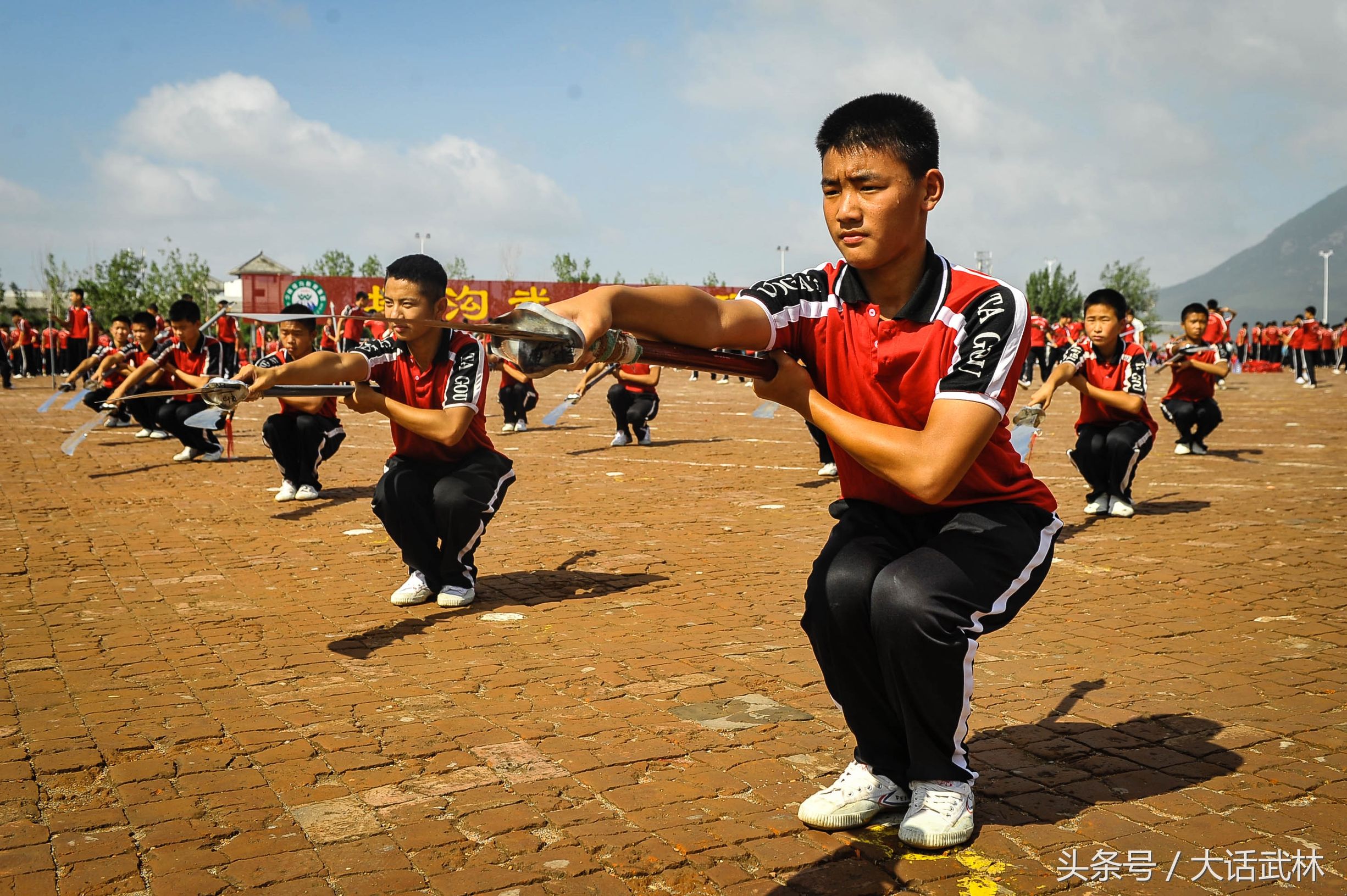 大刀耍得像电扇的视频,大刀耍得好下一句