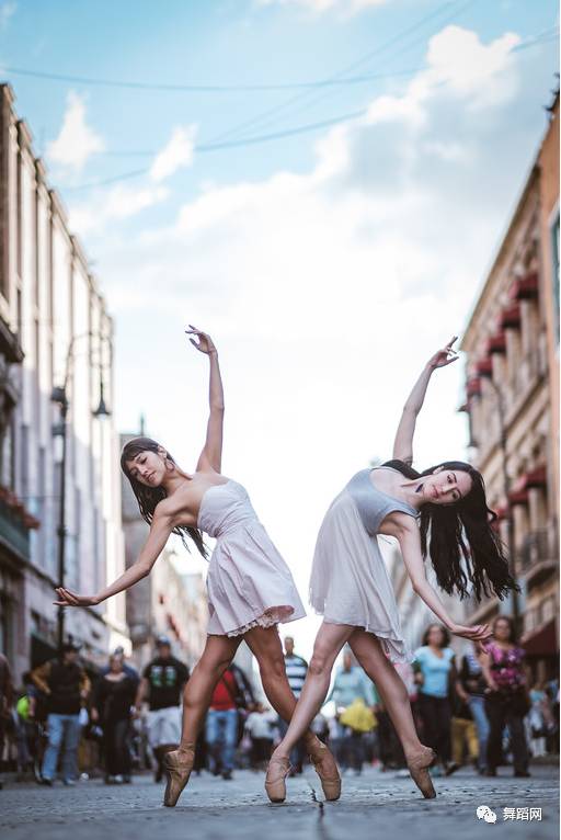 一群芭蕾舞者走上街头,一群芭蕾舞者视频