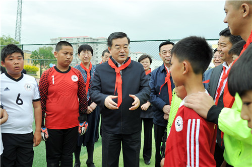 把培育少年儿童作为长远战略任务来抓努力为他们学习健康成长创造更好条件