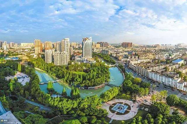 温江进城务工随迁子女就读政策;明天温江交警街头免费发粽子;新增4条交通严管示范街;经常熬夜玩手机导致暴盲;这就是今日温江大新闻!