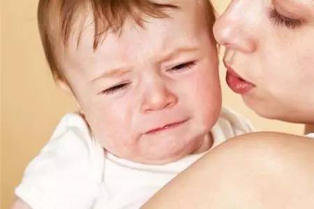 宝宝哭闹安抚小窍门视频,婴幼儿哭闹怎样快速哄好