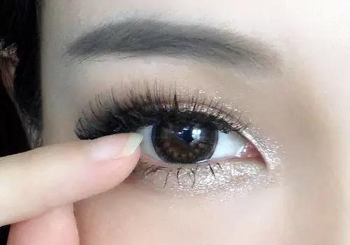 刷睫毛跟不刷差距好大呀!交给你,你不知道刷睫毛的技巧。