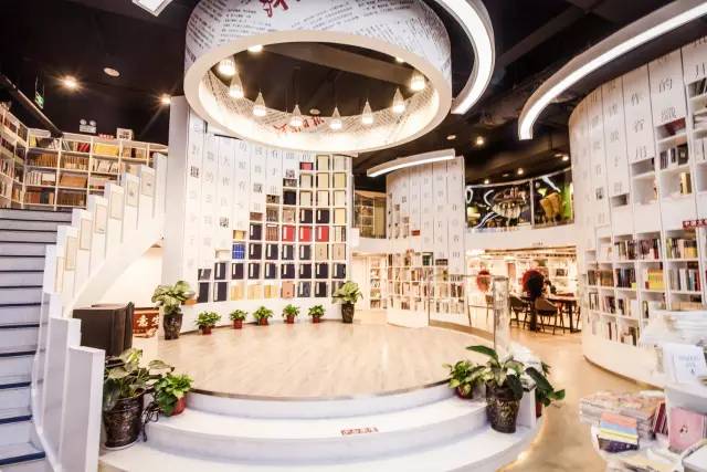 这家书店开在了郑州最“贵”的地方,却不卖书