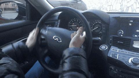 握方向盘的姿势看驾龄,手握方向盘的姿势代表什么
