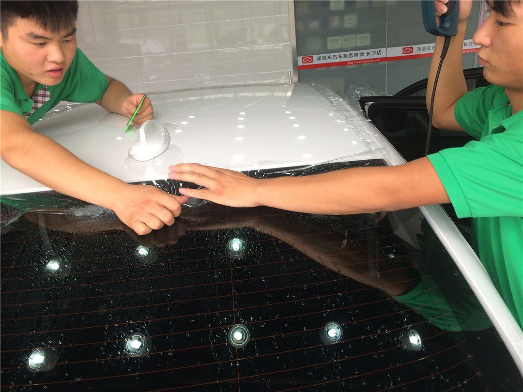 18款宝马320i贴黑色车衣,宝马320li运动套装贴膜