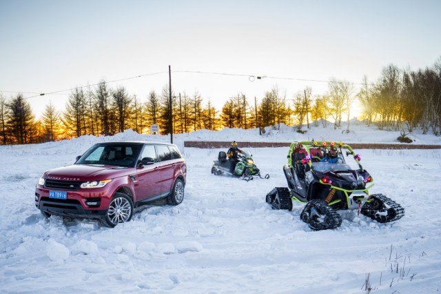 路虎揽胜运动版越野性能测试,2022款路虎揽胜运动深度测评