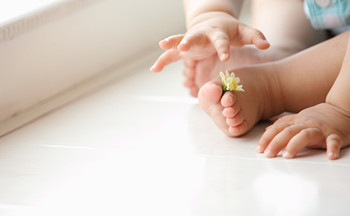 宝宝高热惊厥会哭吗,宝宝高热出汗了还要盖被子吗