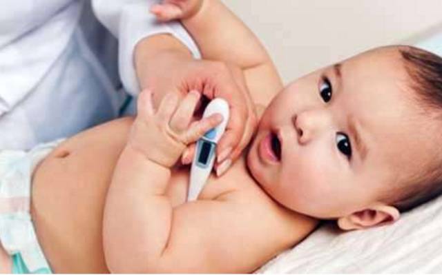 宝宝发烧了哪些症状要引起重视,宝宝发烧是因为大人照顾得不好吗