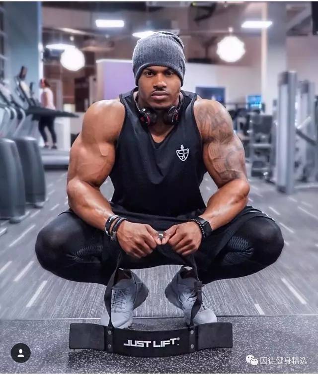 用雕刻刀雕刻动物,用木头雕刻熊猫