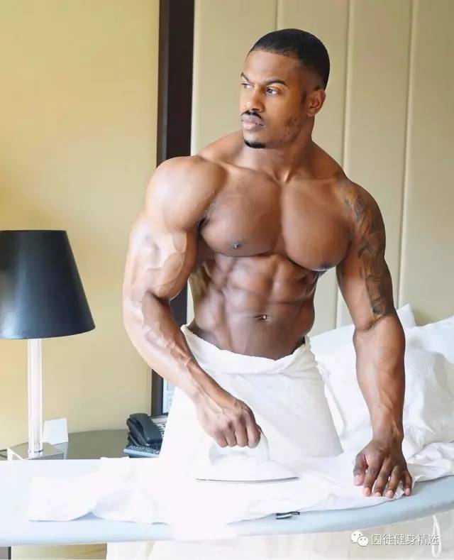 用雕刻刀雕刻动物,用木头雕刻熊猫