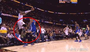 詹姆斯传球戏耍湖人全队,詹姆斯胯下运球打祖巴茨