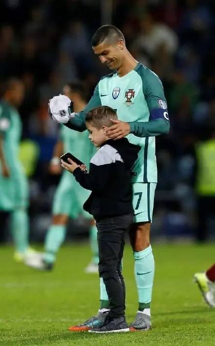 中场与c罗合影小球迷发声,小球迷冲场拥抱c罗后成功合影