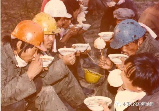 油田老照片,曾经有上万人居住的地方