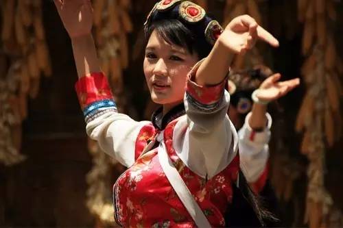 云南少数民族彝族服饰,云南少数民族服饰