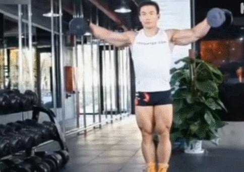 练就宽厚的肩膀，一对哑铃就足够，让你在家打造完美三角肌