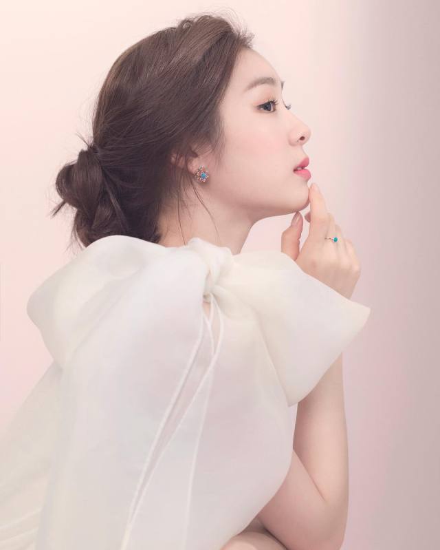 网袜加牛仔裤还是让杨幂穿吧，我只能接受唐嫣美美的珍珠~