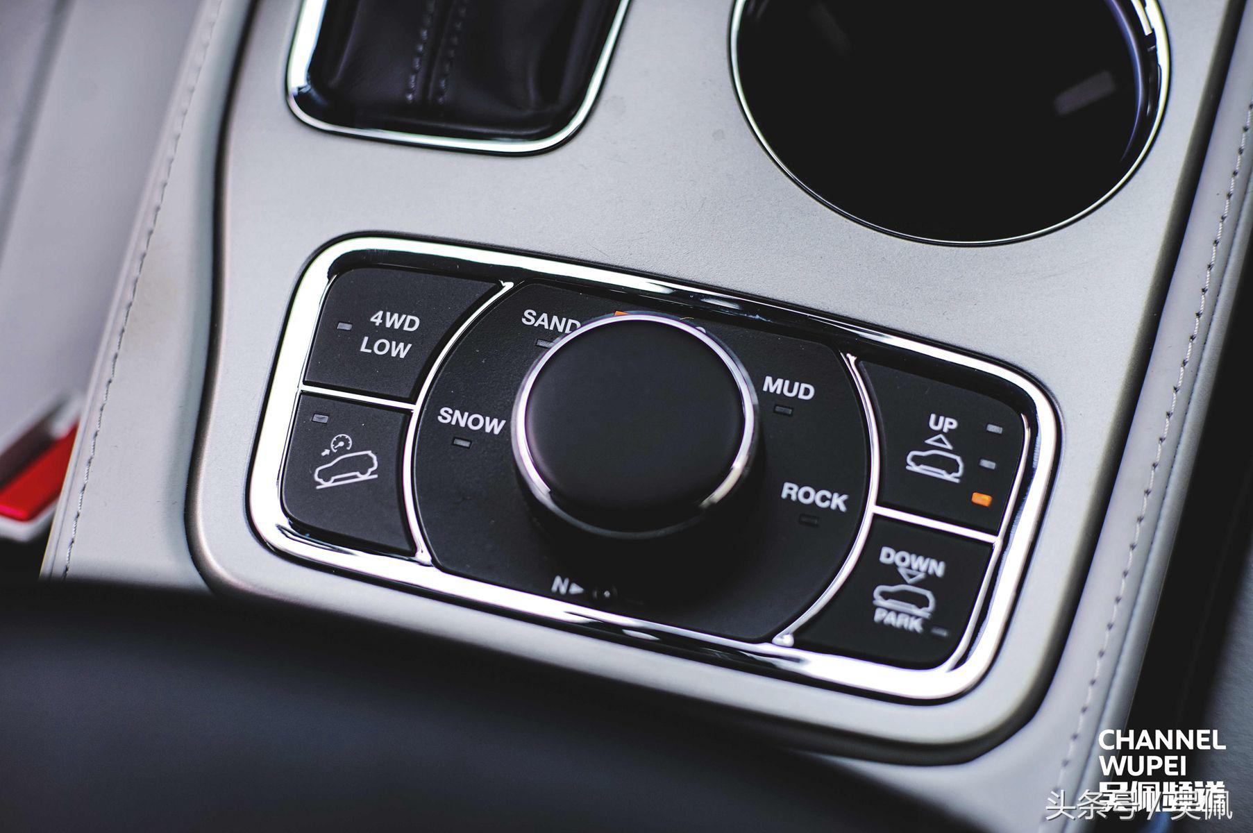 开豪车真的可以横行霸道,大切诺基就是这么玩的