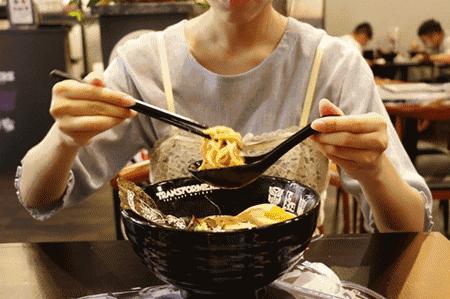 终于来西安！这家日式拉面火遍上海香港，余文乐陈奕迅都被圈粉！