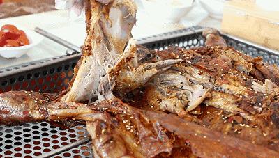 单手撕烤全羊,徒手吃烤全羊完整视频