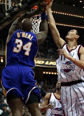 nba姚明第一场对阵鲨鱼,姚明当年内线有多强