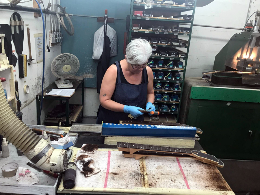 极速快报:弘力乐器2017加拿大Godin吉他工厂参观第一天