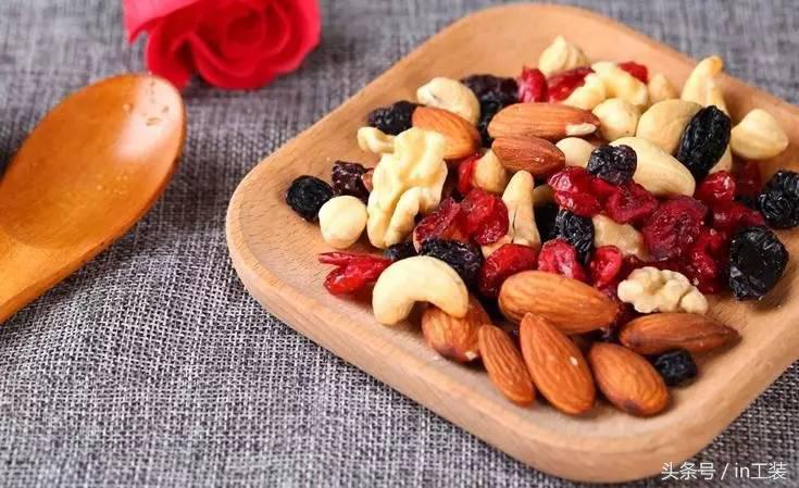 偷偷吃一口零食，拯救办公室无聊的下午