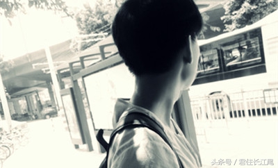 订婚前一天去女友公司接她下班,她领导重重地摔碎了茶杯