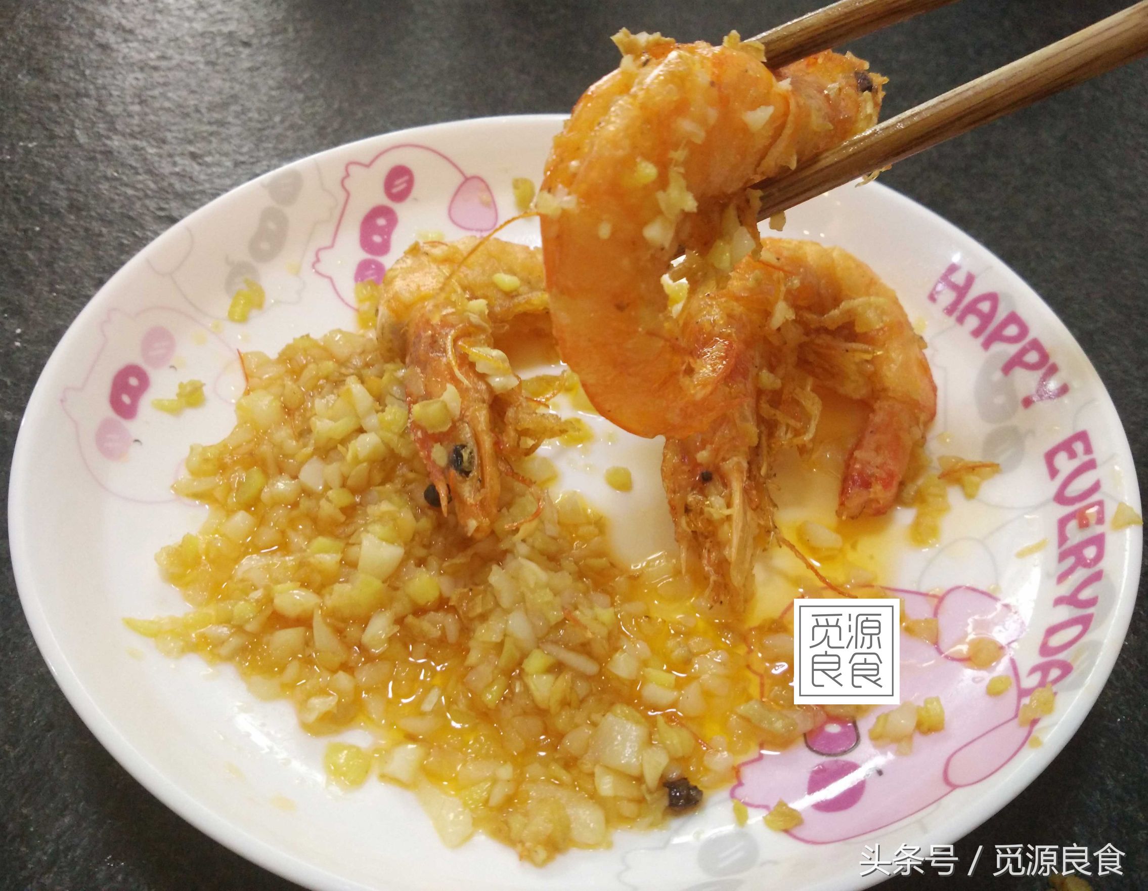 在美味面前,这点麻烦不算什么。今日菜谱椒盐虾,外观诱人,味道鲜美,让人非常有食欲,怎么做才能好吃?