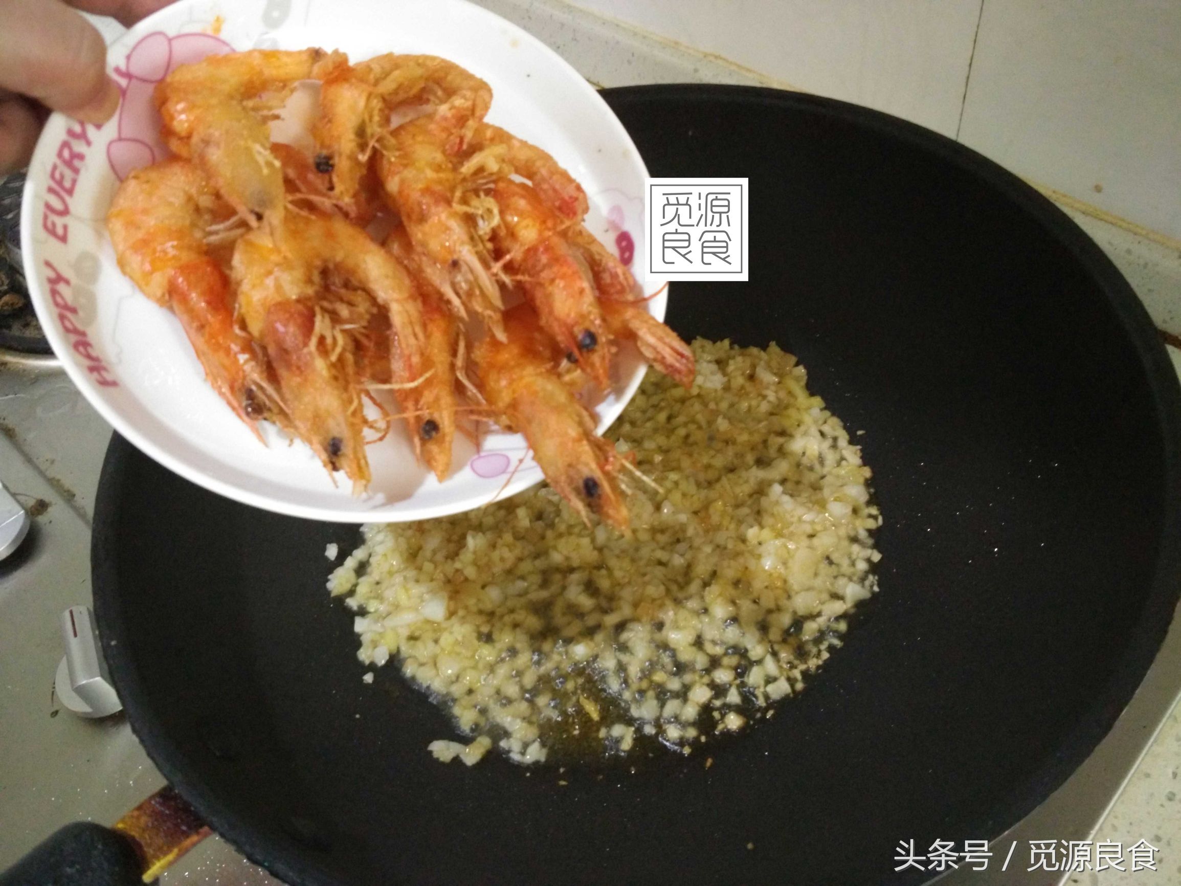 在美味面前,这点麻烦不算什么。今日菜谱椒盐虾,外观诱人,味道鲜美,让人非常有食欲,怎么做才能好吃?