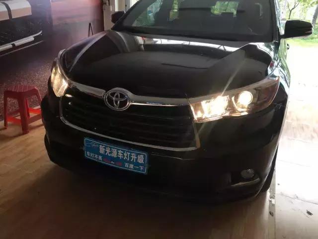 惠州新光源灯光升级‍，汉兰达原车灯发黄昏暗升级NHK德国版海五双光透镜！