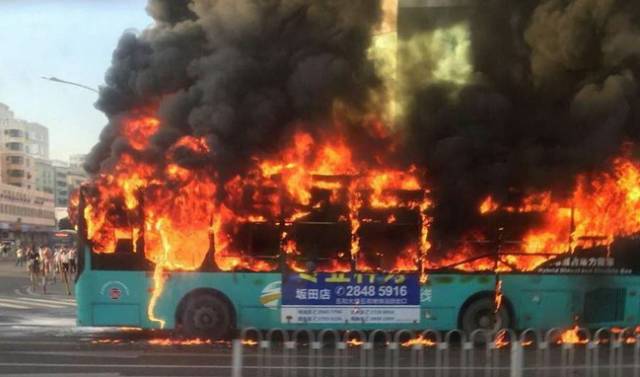 公交*党**注意了!1秒逃生的“神器”怎么用?假的“嗒嗒巴士”你坐过吗?