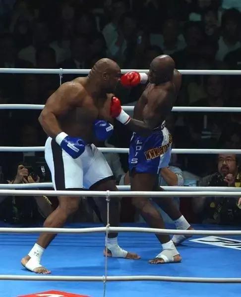 300斤壮汉对战散打选手实力悬殊,300斤壮汉格斗