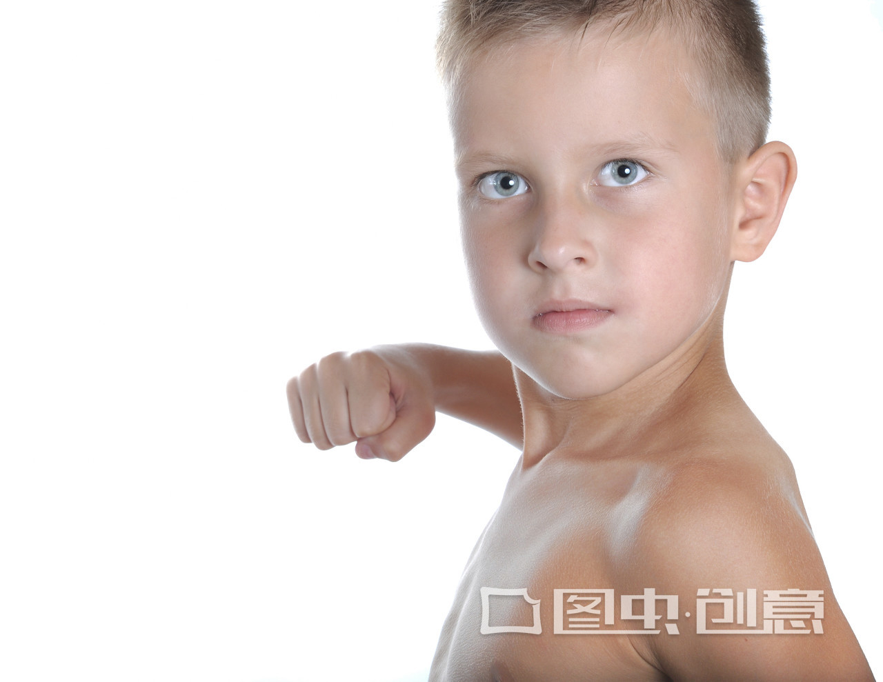 小孩哭哭闹闹的如何教育的,怎么教孩子勇敢不要动不动就哭