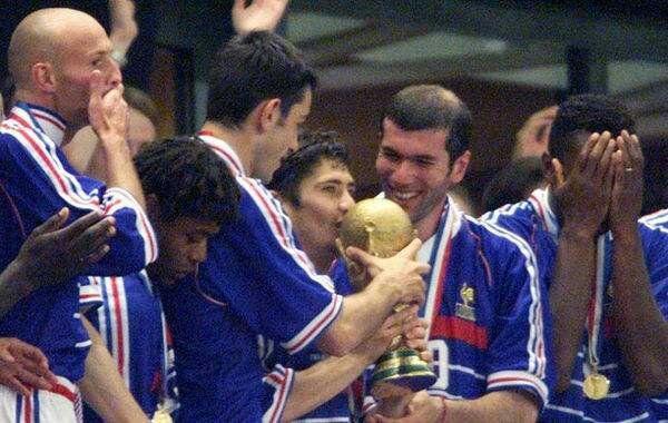 齐达内为什么能拿到2002金球奖,1998年齐达内为什么没获得金球奖