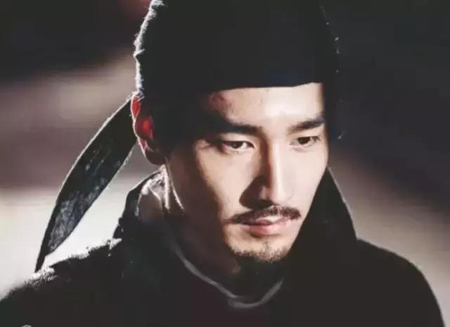 从面瘫视帝到哭戏之王，曾被骂丑八怪的他，不但演技了得，还娶了国民女神！