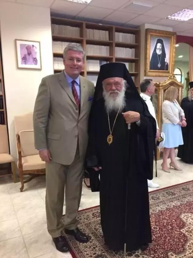 *子骗**横行实在可恶，这个意大利人假装自己是欧洲贵族王子，很多名人中招，最后因吃霸王餐被查出来了