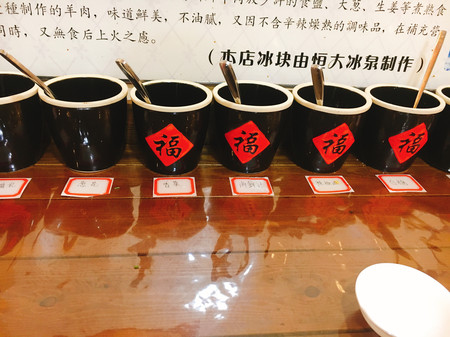 冰煮羊涮羊肉,涮羊肉在锅中翻腾的样子