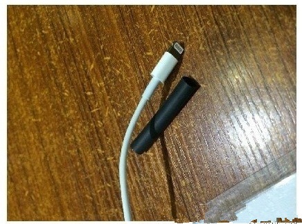 苹果手机数据线炸开了？一根5毛钱的热缩胶拯救了它
