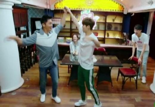 鹿晗cosplay跳舞,鹿晗搞怪做示范