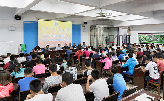 2017年全区体育、英语、学前教育专业在校大学生足球专业培训火热进行中