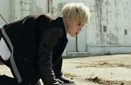 鹿晗整容前后照片曝光出道前脸巨肥