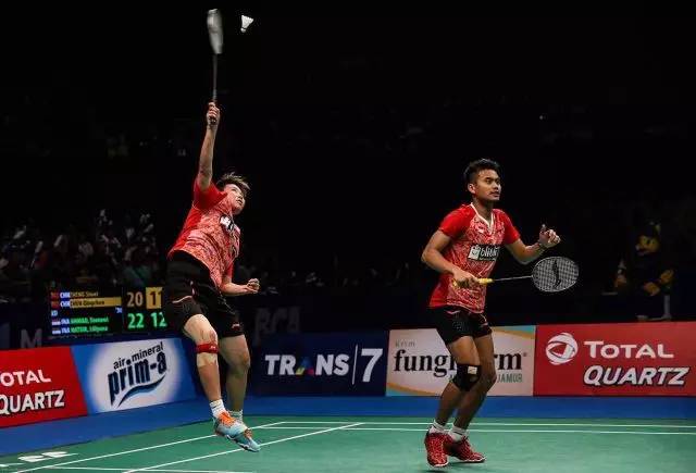 蔡赟左右手双打轮转教学,蔡赟讲解防守左右脚站位