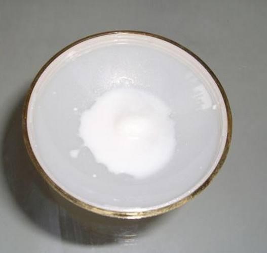 鼻子挤出的白色“条状物”是什么？要怎样才能将它们清理彻底！