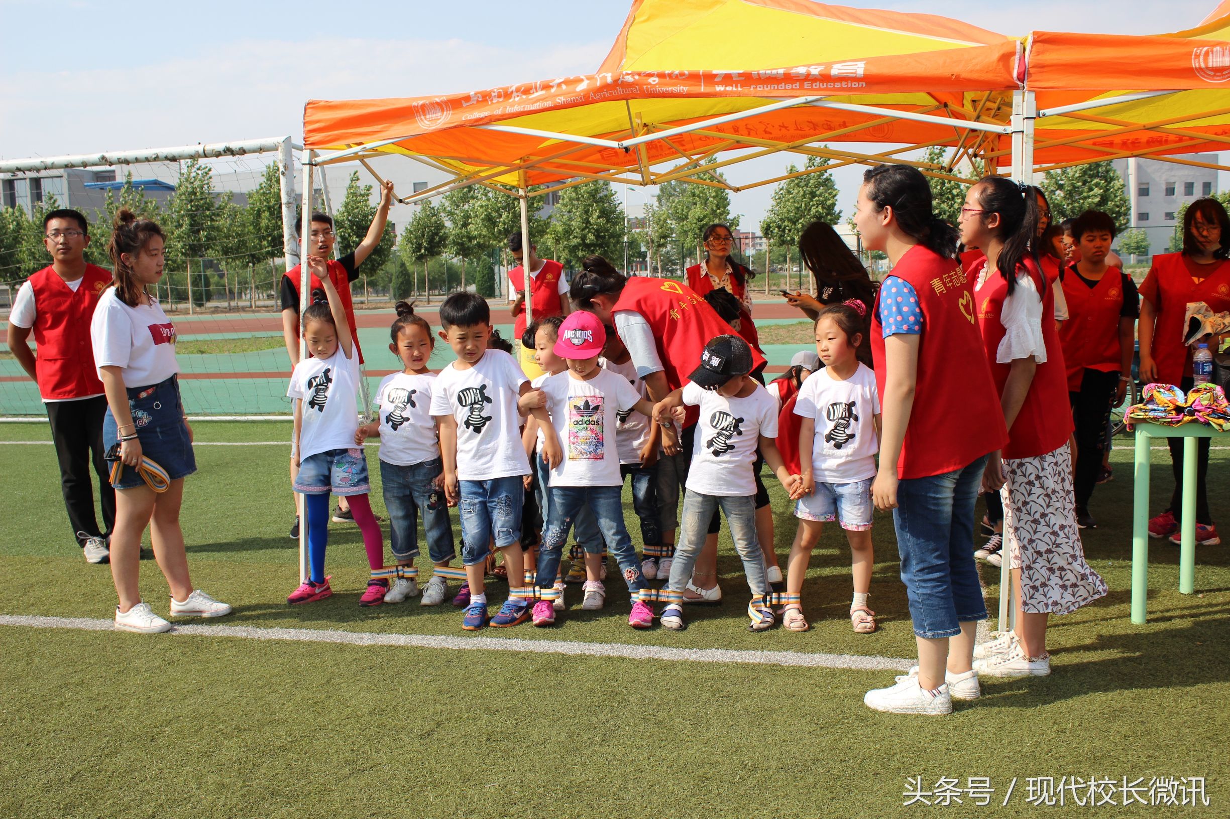 大手牵小手幼儿园户外游戏,大手牵小手手指游戏完整版幼儿园