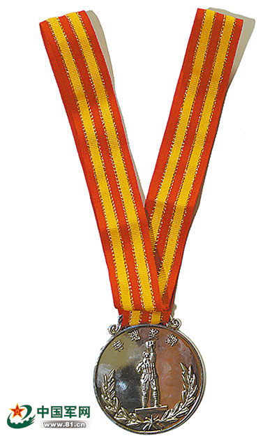 爸爸在垃圾桶捡回了一个东西,父亲从垃圾桶捡起儿子浪费的食物