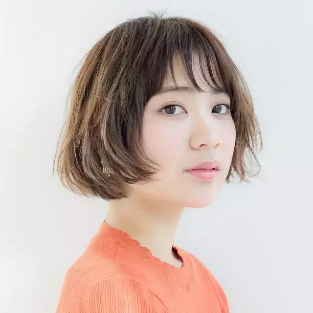 发际线太高发量又少,发际线高发量少弄什么发型