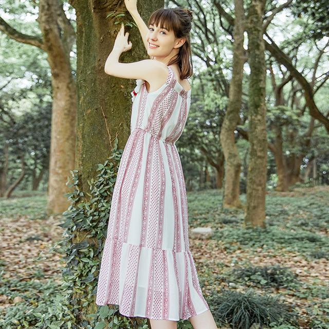 连衣裙会使女人疯狂，如同猫看见鱼，在多也不会嫌多