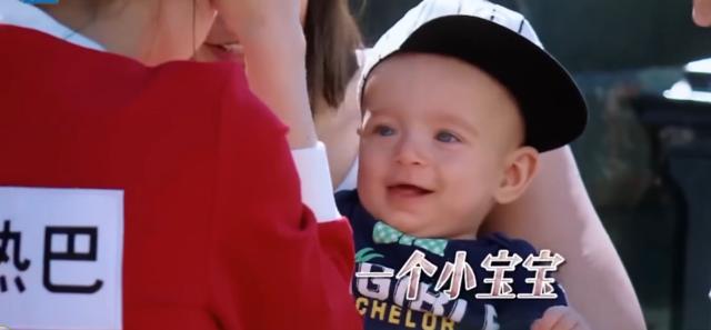 鹿晗与热巴逗小孩，偷偷穿情侣袜，暖暖都是对方