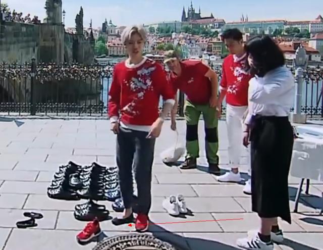 鹿晗与热巴逗小孩，偷偷穿情侣袜，暖暖都是对方